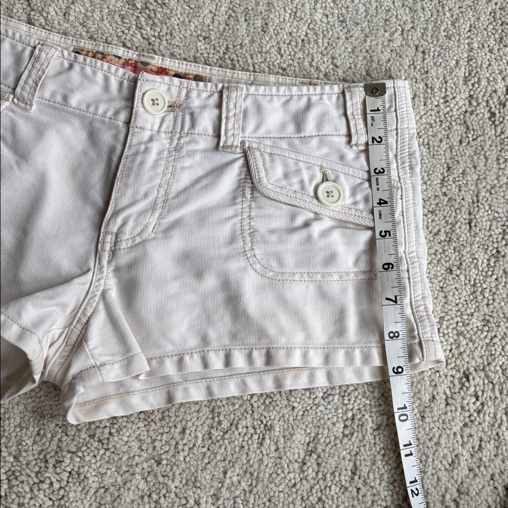 Vintage Hollister Women's Cream Cargo Shorts - Picture 12 of 12